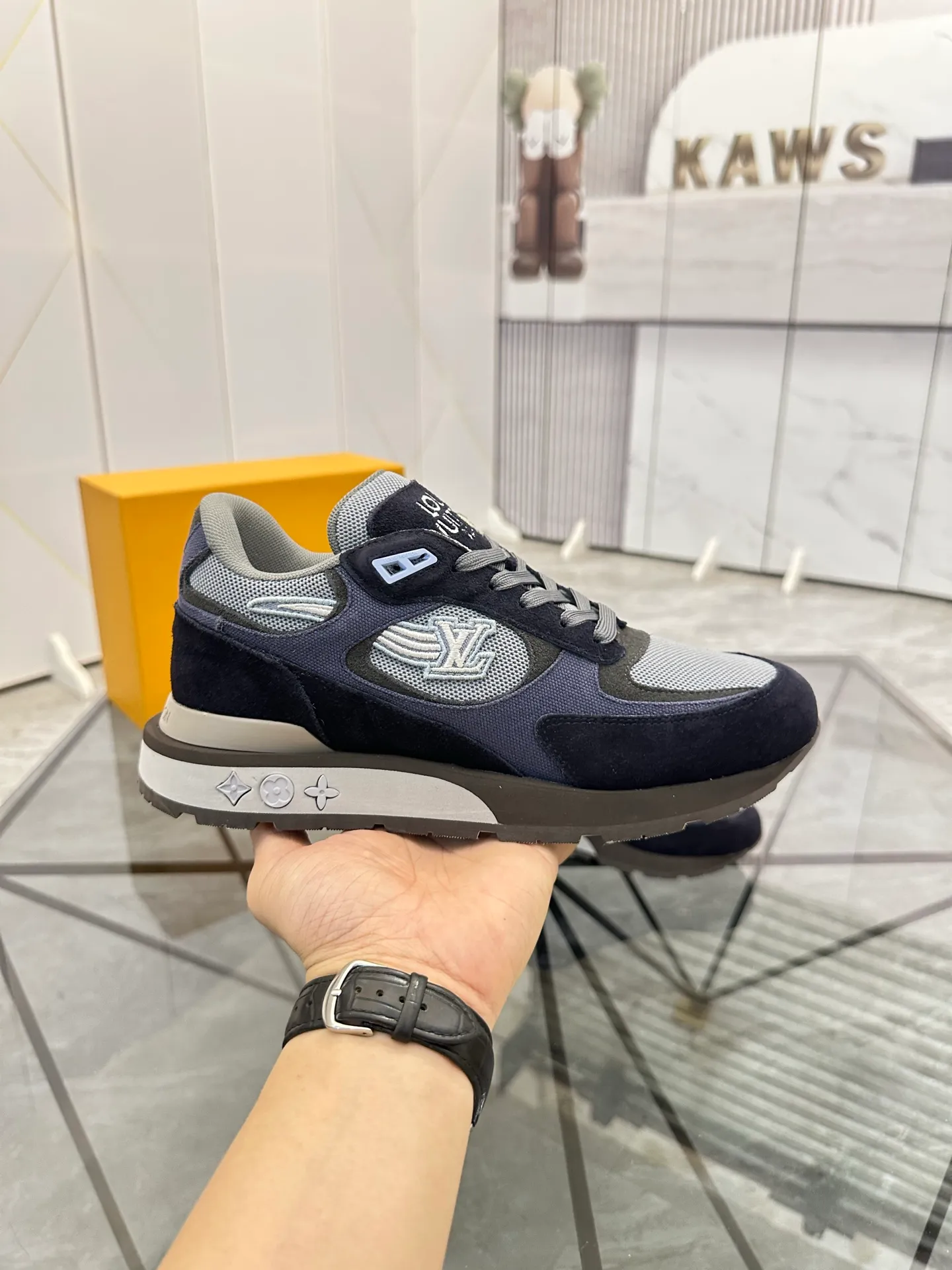 Men's shoes for sale 💰: 💰P660¥ High-end top quality Product trademark: LV * "Louis Vuitton*" low-top casual shoes Regular size: 39-45 (can be customized to 46) Product materials: upper imported first-layer cowhide spliced ​​nubuck leather ➕ breathable cotton mesh, breathable lining, original outsole. No.: H201